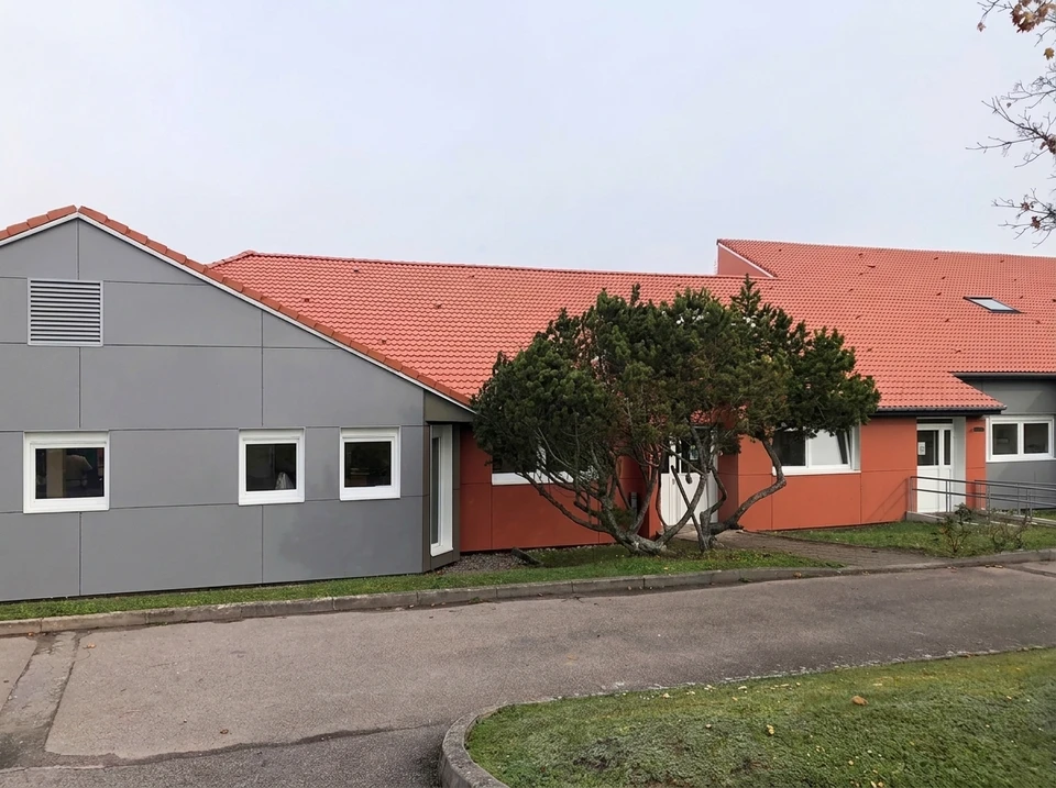 Chantier de construction extérieur avec fondations en béton armé fraîchement coulées