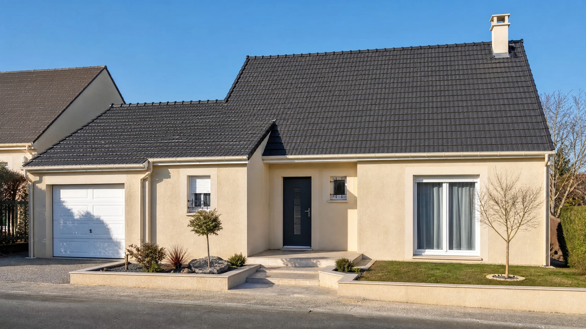 Ouvrier appliquant un enduit sur mur extérieur blanc à l'aide d'une taloche, vêtu d'une chemise bleue tachée de plâtre